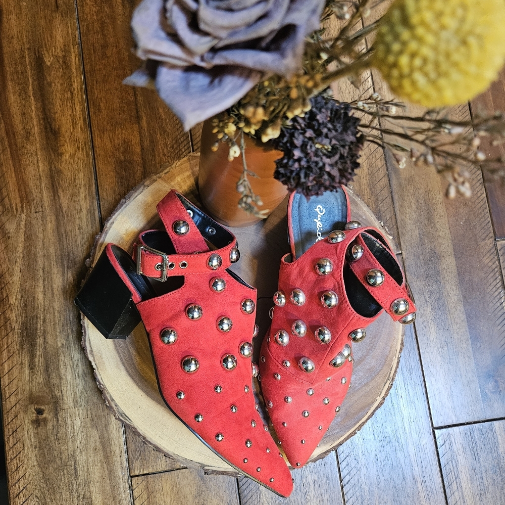 Qupid red studs, size 9